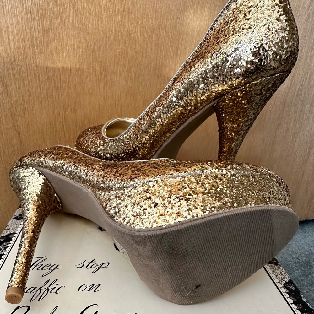 All that Glitters is Gold Heels by Charlotte Russe Size 8 - Picture 3 of 3